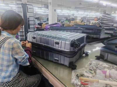 废弃饮料瓶变身高质量拉杆箱 金山企业以创新技术远销海外